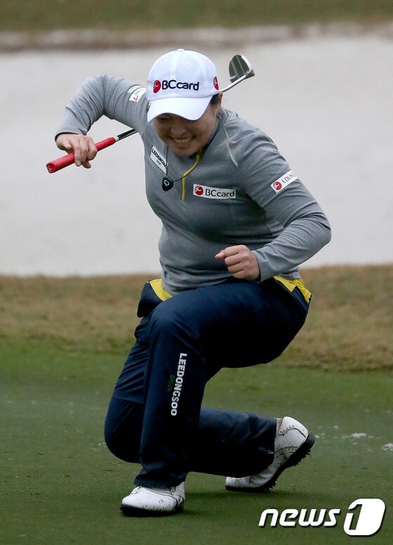 장하나(24·BC카드)가 7일(한국시간) 열린 LPGA투어 코츠 골프 챔피언십에서 우승을 확정지은 뒤 세리머니를 하고 있다. © AFP=News1