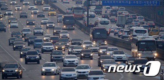 설 다음 날인 9일 전국 주요 고속도로 곳곳에서는 귀경길 정체가 이어질 전망이다. /뉴스1 © News1 구윤성 기자