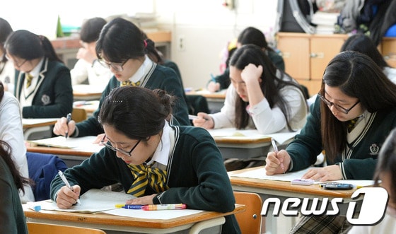 올해 첫 전국연합학력평가가 실시된 지난 3월10일 고등학교에서 3학년 학생들이 1교시 국어 영역 시험을 치루고 있다. /뉴스1 © News1