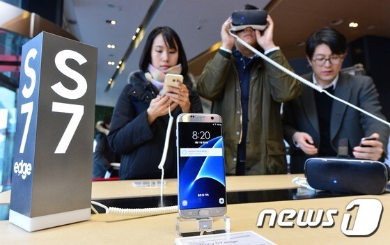 삼성전자 스마트폰 갤럭시S7 출시 행사에서 고객들이 갤럭시 S7과 기어 VR을 체험하고 있다.  © News1 손형주 기자