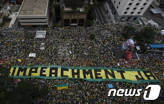 13일(현지시간) 브라질 상파울루 파울리스타 대로에서 엄청난 인파의 시위대가 지우마 호세프 대통령의 탄핵을 요구하는 항의집회에 참가하고 있다. 이날 브라질 최대 도시인 상파울루를 비롯한 전국 400개 도시에서 일제히 대규모 반정부 시위가 벌어졌다. © AFP=뉴스1