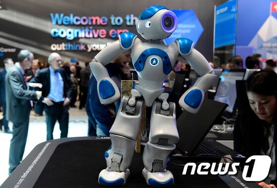 15일(현지시간) IBM 왓슨 AI 부서가 독일 하노버 디지털 비즈니스 박람회(CEBIT)에서 선보인 로봇. © AFP=뉴스1