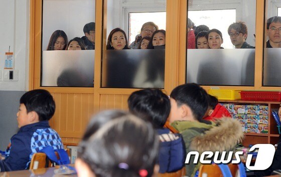 경북 경주 용강초등학교에서 열린 입학식에서 학부모들이 교실 밖에서 자녀들의 첫 모습을 지켜 보고 있다. 2016.3.2/뉴스1 © News1 이종현 기자