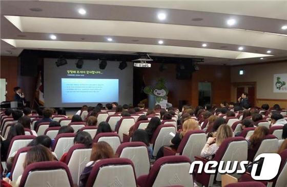 한국의료지원재단이 지난해 실시한 캠퍼스 건강토크 행사 모습. (한국의료지원재단 제공) © News1