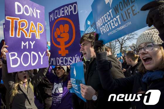 2016년  워싱턴 연방 대법원 밖에서 낙태 찬반론자들이 집회를 하고 있다. © AFP=뉴스1  
