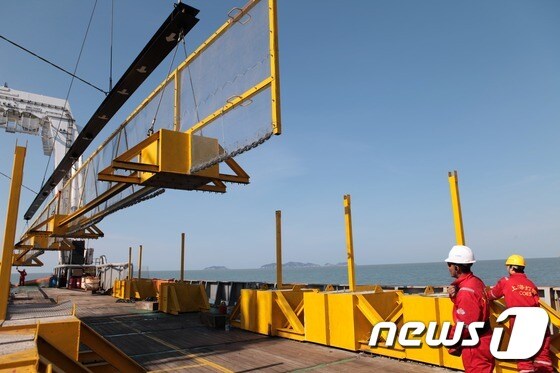 지난 3월 세월호 침몰해역에서 진행된 유실 방지를 위한 철제망 설치작업.  2016.3.3/뉴스1 © News1