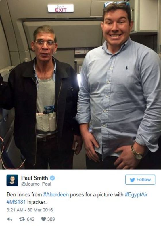 이집트항공 여객기 납치범 세이프 엘딘 무스타파(왼쪽)와 인증샷을 찍은 영국인 승객 벤 이네스. (트위터 캡처) © 뉴스1