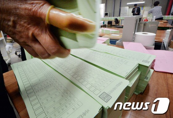 지난 2016년 제 20대 총선 직전, 비례대표 정당 투표용지들이 인쇄돼 분류되는 모습. 2016.3.31/뉴스1 © News1 김명섭 기자