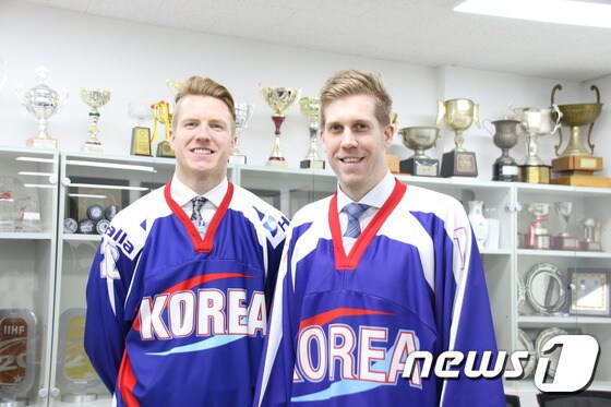 한국 남자 아이스하키 대표팀의 에릭 리건(왼쪽)과 맷 달튼.  (대한아이스하키협회 제공). © News1