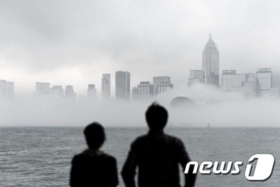 홍콩에서 고층 건물들이 안개에 가려져 있다. © AFP=뉴스1 © News1 최종일 기자