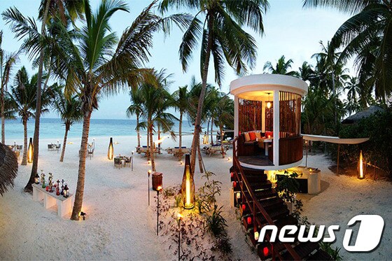 해변 레스토랑 ‘무마야즈’는 미각 뿐만 아니라 촉각 시각도 만족시키는 장소다. (허니문리조트 제공)©News1travel