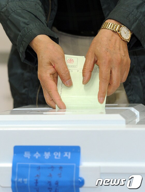 20대 국회의원 선거일인 13일 오전 각각 대구 수성구 만촌동 주민센터에서 한 시민이 투표를 하고 있다.2016.4.13/뉴스1 © News1 이종현 기자