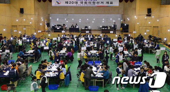제20대 국회의원 선거가 실시된 13일 서울 종로구 청운동 경기상업고등학교에 설치된 개표소. /뉴스1 DB