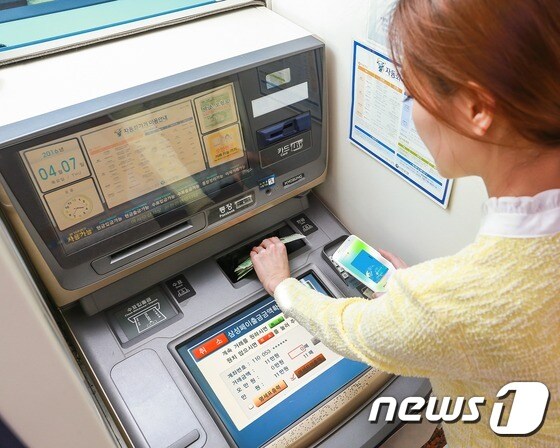 우리은행에서 출금만 가능했던 '삼성 페이'의 ATM(Automatic Teller's Machine, 자동금융거래단말기) 서비스가 총 5개 은행으로 확대되고 입금 서비스도 추가됐다.  © News1