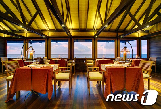 ‘타리 라운지’ 레스토랑은 식사하면서 반짝이는 라군 경관도 감상할 수 있다. (허니문리조트 제공)©News1travel