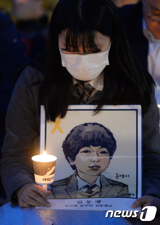 세월호 참사 2주기를 하루 앞둔 15일 오후 대전역 서광장에서 한 고등학생이 촛불을 들고 희생당한 학생들을 추모하고 있다. 2016.4.15/뉴스1 © News1 주기철 기자