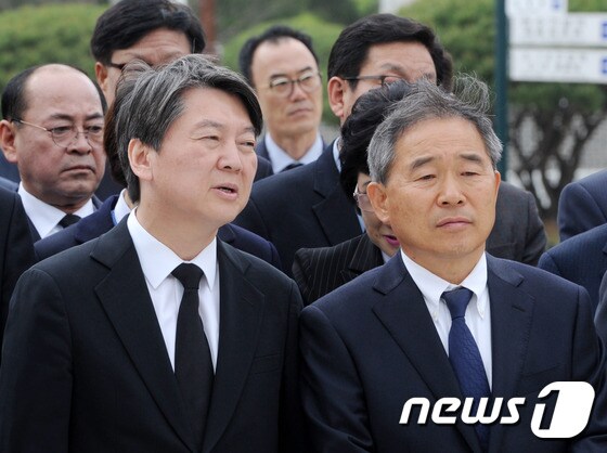 국민의당 안철수 전 상임 공동대표(왼쪽)와 황주홍 의원. 2016.4.17/뉴스1 © News1 황희규 기자