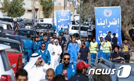 쿠웨이트 수도 '쿠웨이트 시티'에서 남쪽으로 35km 떨어진 알-아마디에서 석유 노동자들이 노조 본부에 집결했다. 2016.4.17<br />© AFP=News1