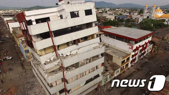에콰도르 서부를 강타한 지진으로 폐허가 된 포르토비에호 지역의 모습. © AFP=뉴스1