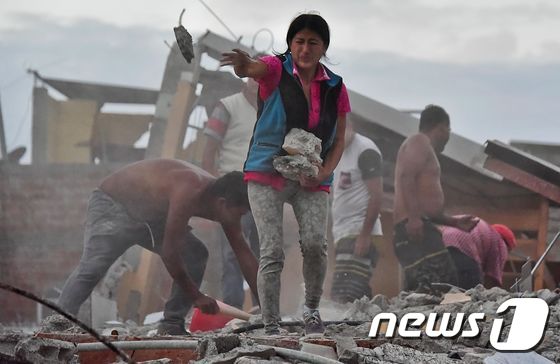 실종된 남편을 찾기 위해 붕괴 현장에서 구조를 돕고 있는 여성 베로니카 패러딘즈© AFP=뉴스1