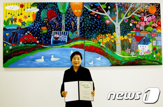 박정희 작가와 연작 '행복한 동행' 2점(푸르메재단 제공)© News1