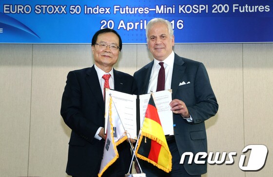 최경수 한국거래소 이사장과 제프리 테슬러(Jeffrey Tessler) EUREX 부 CEO가 교차상장 계약을 체결한 뒤 기념촬영을 하고 있다. © News1