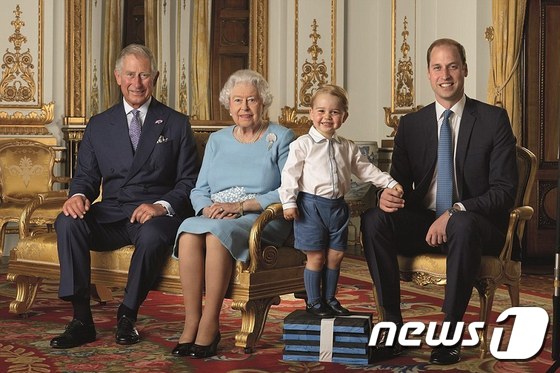 엘리자베스 2세 영국 여왕 90세  생일 기념 사진. 왼쪽부터 찰스 왕세자, 엘리자베스 2세 여왕, 조지 왕자, 윌리엄 왕세손.<br />© News1