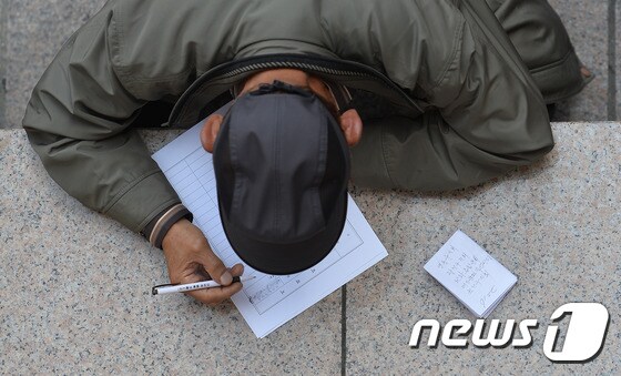 노인일자리 채용 행사에 참석한 한 구직자가  이력서를 작성하고 있다. /뉴스1 © News1 이재명 기자