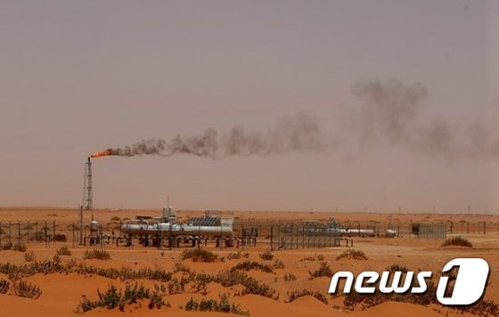 사우디 아라비아 수도 리야드에서 동쪽으로 180km 떨어진 쿠리스의 유전지역에서 국영석유 '아람코'의 석유시설 © AFP=뉴스1