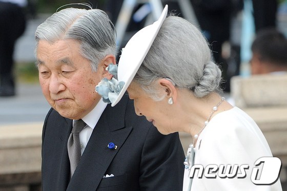 아키히토 일왕(왼쪽)과 미치코 왕비(자료사진). © AFP=뉴스1
