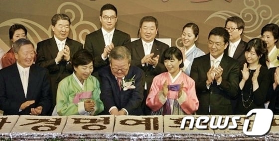 구자경 LG명예회장(앞줄 왼쪽 세번째)이 지난 2012년 4월 24일 서울 인터콘티넨탈호텔에서 열린 자신의 미수(米壽)연에서 기념떡을 자르고 있다.  구연경씨(앞줄 왼쪽 네번째)도 가족들과 함께 박수를 치고 있다. © News1