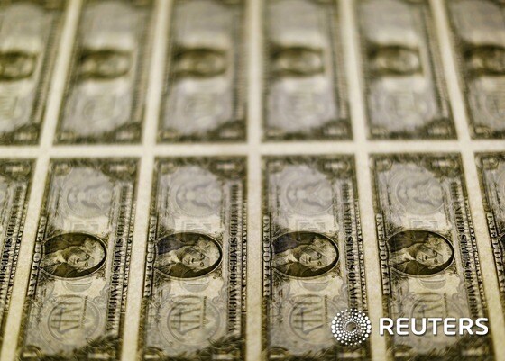 미국 1달러 지폐. REUTERS/Gary Cameron/File Photo 