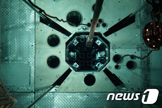 핵연료를 원자로 노심으로 삽입하는 모습.© News1