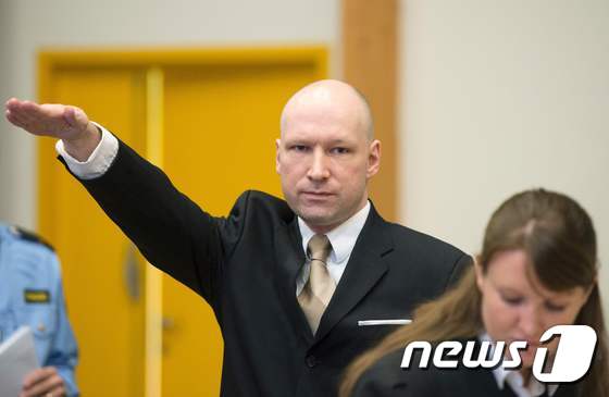 지난 3월 노르웨이 오슬로 지방 법원에서 열린 재판에 참여한 브레이비크가 나치식 경례를 하고 있는 모습.  © AFP=뉴스1