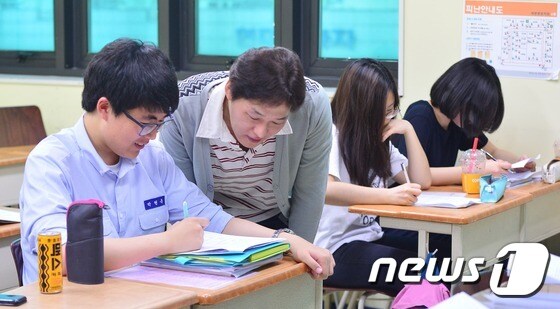 고등학교 3학년 학생들이 중간고사 공부를 하고 있다. /뉴스1 © News1