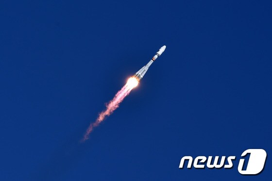러시아가 새로 건설한 극동 아무르주의 보스토치니 우주기지에서 3기의 위성을 실은 로켓 발사체 소유스 2.1a가 성공적으로 발사되고 있다. <자료사진> © AFP=뉴스1 © News1 우동명 기자