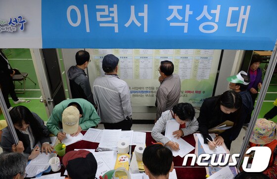  ‘찾아가는 시니어 취업 박람회’를 찾은 어르신들이 이력서를 쓰고 있다(자료사진). © News1