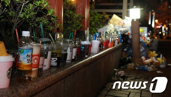 일회용 컵이 길거리에 버려져 있다. / 뉴스1 © News1 박기범 기자