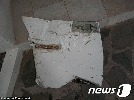 인도양 모리셔스에서 발견된 말레이시아항공 여객기 MH370편 추정 잔해. (모리셔스 로드리게스섬의 호텔) © News1