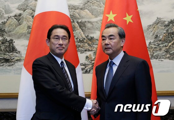 왕이 중국 외교부장(오른쪽)과 기시다 일본 외무상.(자료사진). © AFP=뉴스1