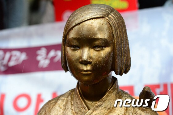 주한일본대사관 앞의 위안부 소녀상이 비를 맞고 있는 모습(자료사진). © News1