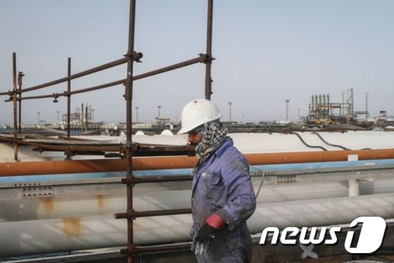 이란 유전에서 근무하고 있는 노동자 © News1