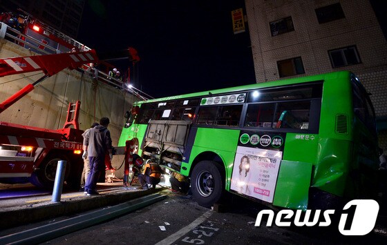 4월5일 새벽 경찰과 소방대원들이 전날 밤 서울 마포구 성산고가 아래로 추락한 마을버스를 견인하기 위해 작업을 하고 있다(위 사진은 아래 기사와 관계없음).© News1