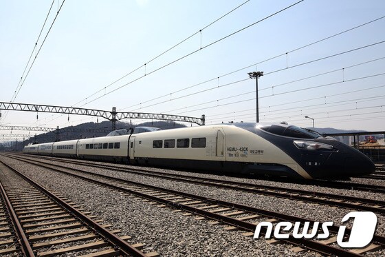 순수 국산기술로 개발된 차세대 초고속열차 '해무'(HEMU-430X)가 선로 위를 달리고 있다. /뉴스1 © News1 주성호 기자