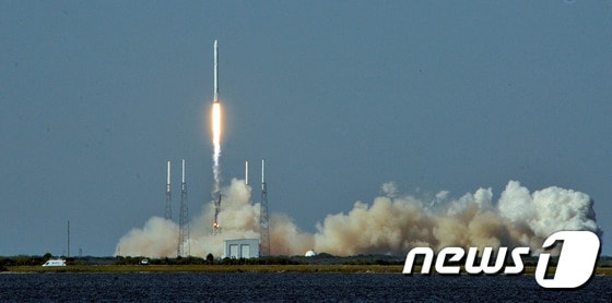 지난해 4월 민간 우주업체 '스페이스X'의 팰컨9 로켓이 미국 플로리다 주 케이프커내버럴에 있는 미국 항공우주국(나사·NASA) 케네디 스페이스에서 성공적으로 발사되는 모습.© AFP=News1