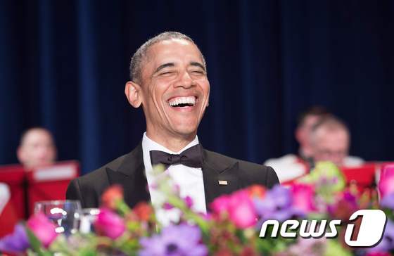 지난달 30일(현지시간) 워싱턴D.C에서 백악관 출입기자 연례 만찬에 참석한 버락 오바마 미국 대통령이 환하게 웃고 있다. © AFP=뉴스1 