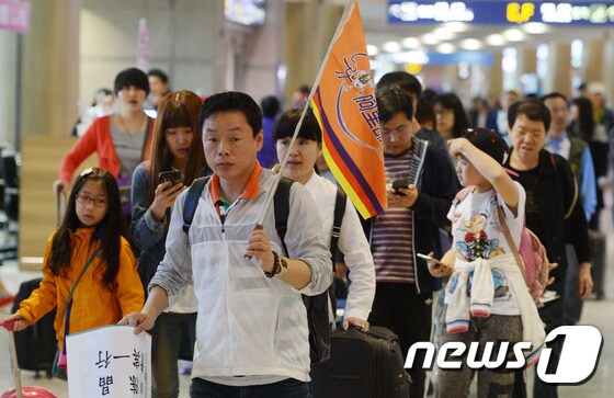 인천국제공항을 통해 중국인 관광객들이 들어오고 있다. /뉴스1 © News1 황기선