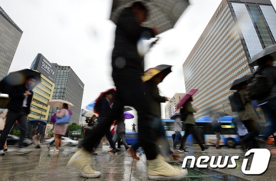 비 내리는  오전 서울 광화문 네거리에서 시민들이 출근길에 나서고 있다. /뉴스1 © News1 최현규 기자