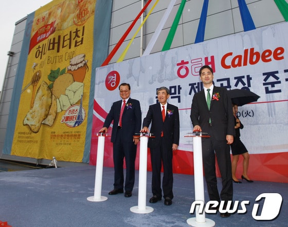 크라운해태제과 윤영달 회장(좌측) /뉴스1 © News1 전민기 기자