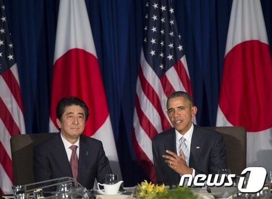 버락 오바마 미국 대통령(오른쪽)과 아베 신조 일본 총리. © AFP=뉴스1